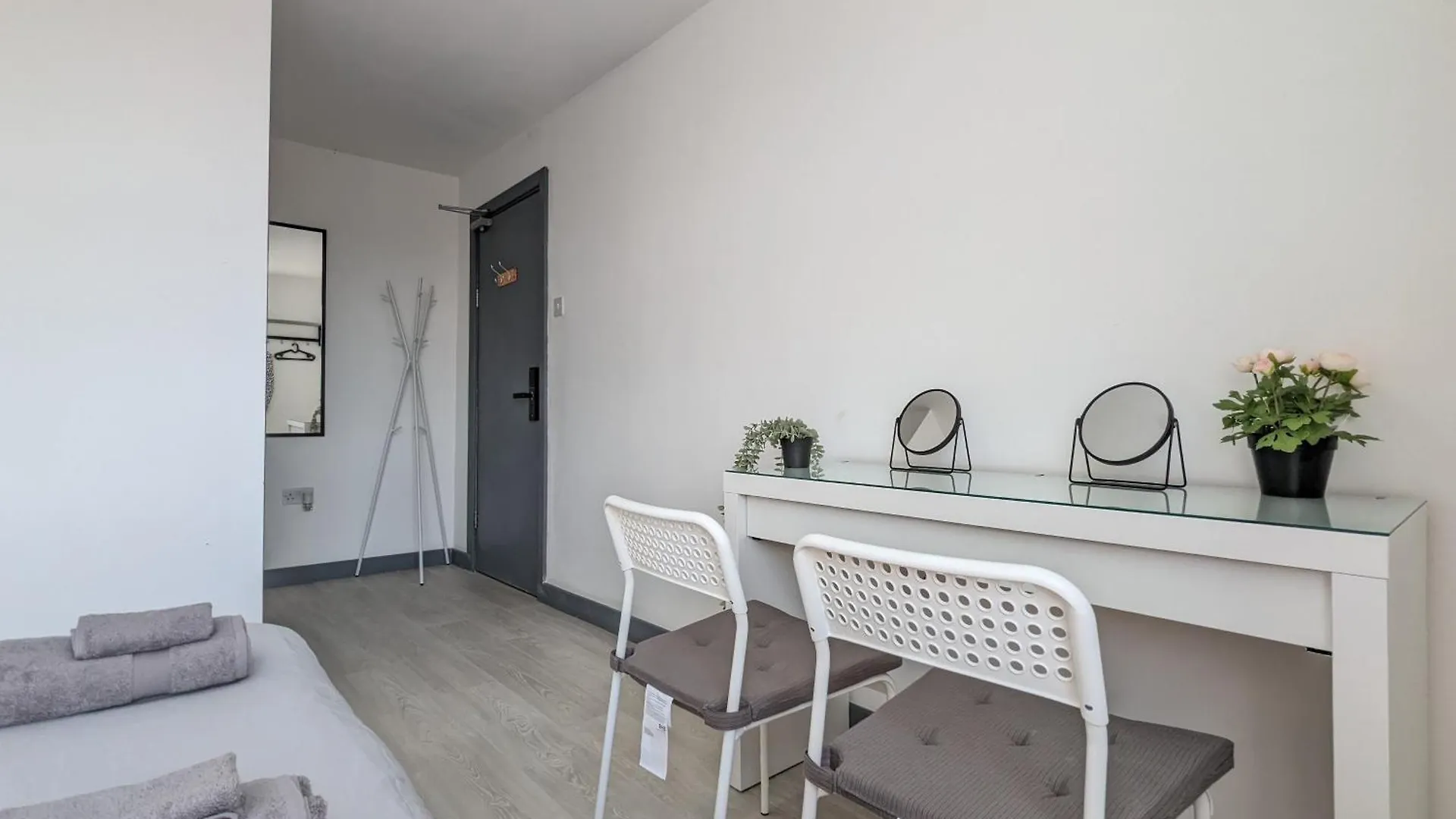 Room Near City Centre Private Bath Free Parking Liverpool