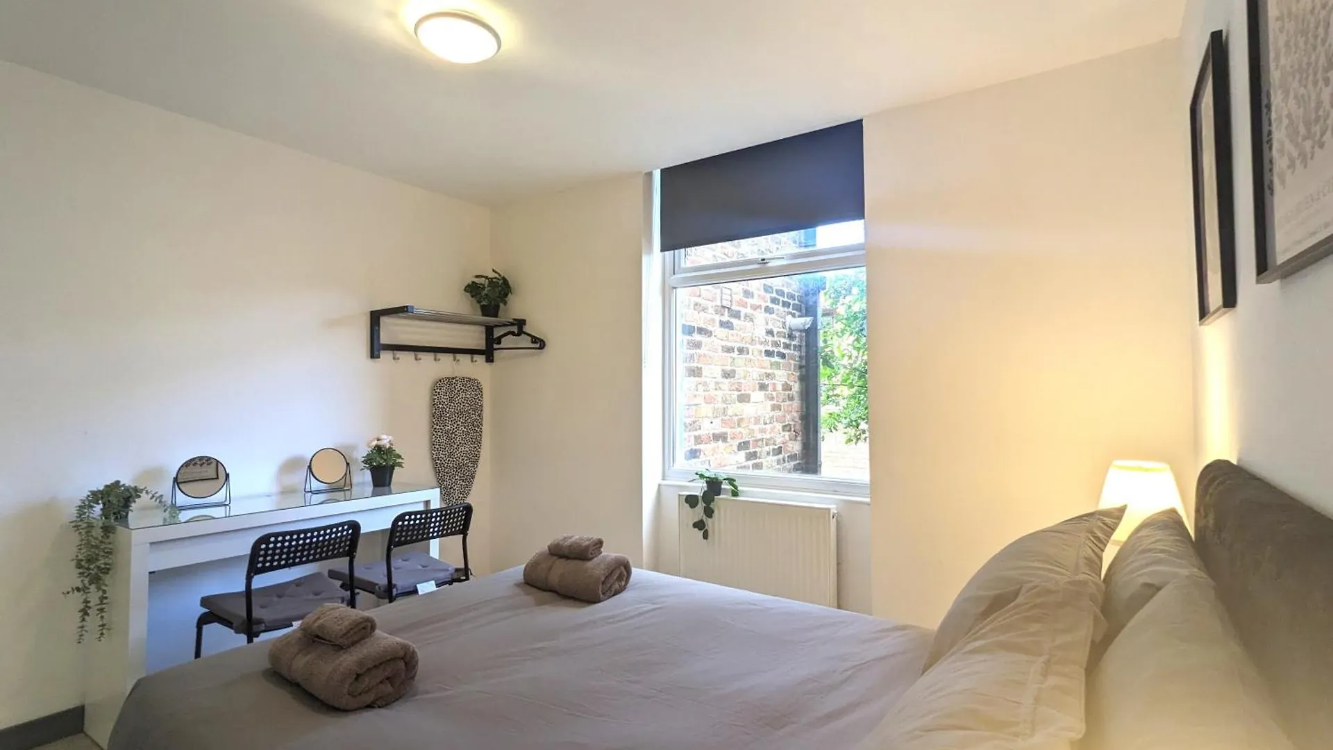 Room Near City Centre Private Bath Free Parking Liverpool